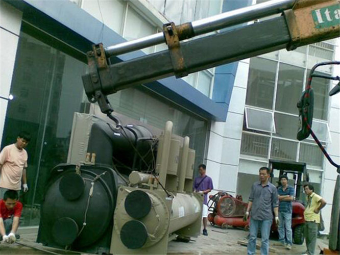 章贡区随车吊和汽车吊的核心区别是什么？哪种更省钱？