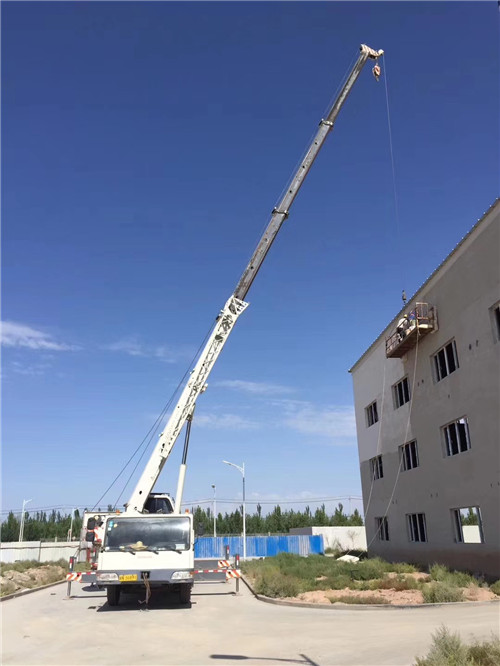 章贡区“轻装强干”—— 吊车的 “轻量化臂架” 技术